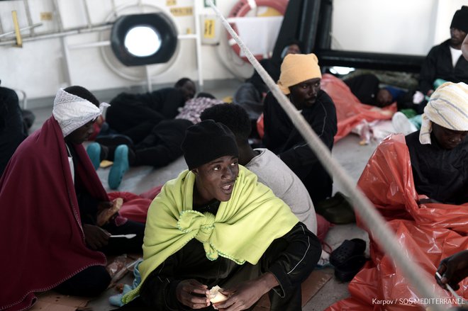 Na reševalni ladji MS Aquarius, ki zdaj pluje proti španski obali, je 629 beguncev in migrantov. FOTO: Kenny Karpov/AFP