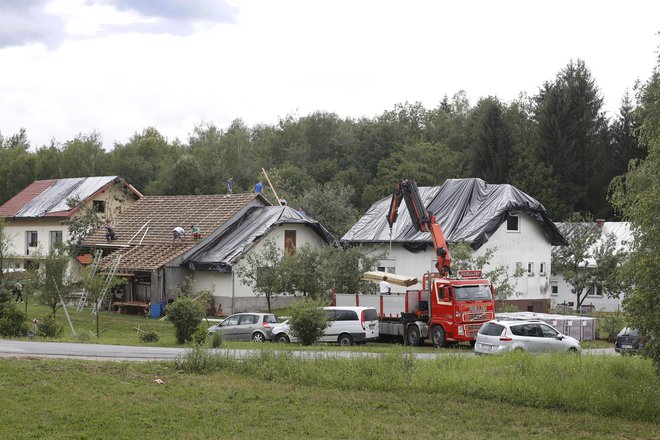 Ogromna toča je na območju Črnomlja poškodovala okoli 400 stavb. FOTO: Leon Vidic/Delo