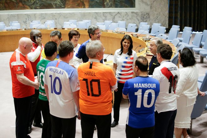 Nogometna vročica je zajela tudi Varnostni svet Združenih narodov. Predstavniki 15 članic so se ob otvoritvi prvenstva oblekli v drese svojih reprezentanc.