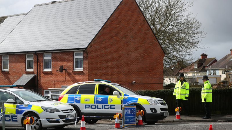 Fotografija: Policijske enote pred domom družine Skripal v Salisburyu. FOTO: Hannah McKay/Reuters
