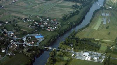 Fotografija: Slovenska meja na reki Kolpi. Fotografija je simbolična. FOTO: Leon Vidic/Delo