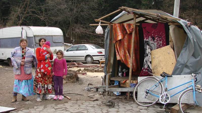 Fotografija: Del neurejenega romskega naselja Žabjak, kjer ljudje živijo v nemogočih razmerah brez vode in elektrike. FOTO: Bojan Rajšek/Delo