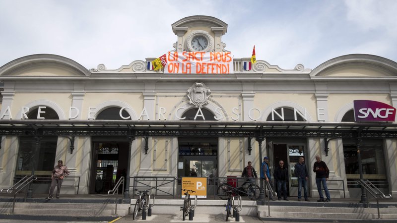 Fotografija: Število sodelujočih v stavki SNCF sicer po poročanju francoske tiskovne agencije AFP stalno upada. FOTO: Christophe SIMON/AFP