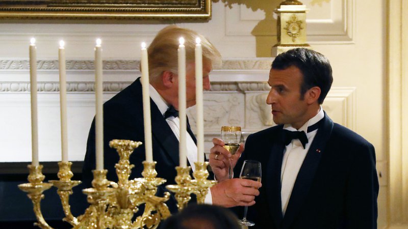 Fotografija: Donald Trump in Emmanuel Macron FOTO: Ludovic Marin/AFP