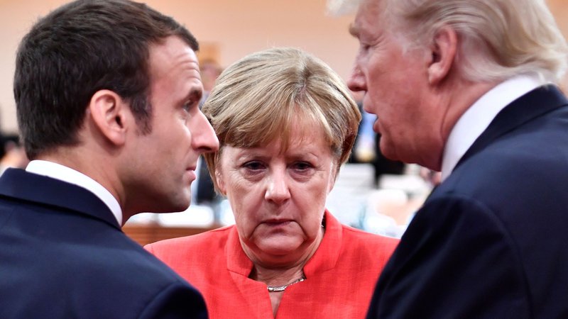 Fotografija: Kanclerka Angela Merkel ob zadnjem srečanju ni prepričala Donalda Trumpa, bolj sta se ujela s francoskim predsednikom Emmanuelom Macronom (levo). FOTO: AFP