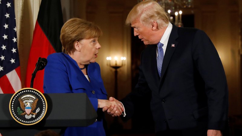 Fotografija: Angeli Merkel je Trump v Washingtonu namenil le nekaj ur zadržanih pogovorov. FOTO: Kevin Lamarque/Reuters