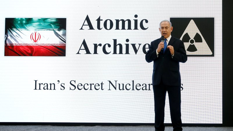 Fotografija: Netanjahu je za medije pripravil predstavitev v Powerpointu. FOTO: Reuters/ Amir Cohen