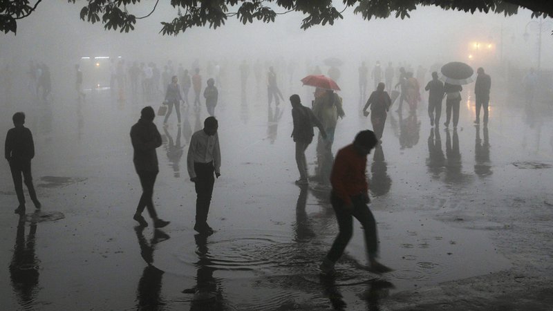 Fotografija: Nevihte z močnimi nalivi so v zadnjih dneh na severu Indije zahtevale najmanj 140 življenj. FOTO: AFP