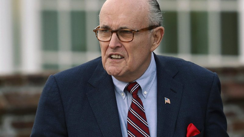 Fotografija: Giuliani poudarja, da plačilo Danielsovi ni predstavljalo kršitev zakonov o financiranju volilnih kampanj. FOTO: AP