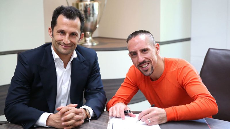 Fotografija: Hasan Salihamidžič in Franck Ribery ob podaljšanju pogodbe. FOTO: FC Bayern 