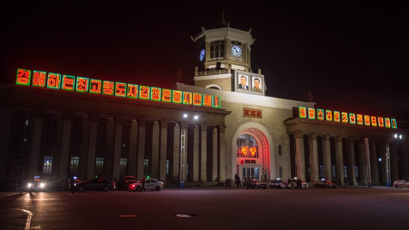 Fotografija: Tudi na glavni železniški postaji v Pjongjangu so premaknili uro za pol ure naprej. FOTO: AFP