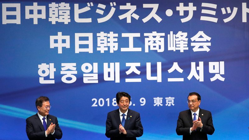 Fotografija: Premiera Kitajske in Japonske, Li Keqiang in Šinzo Abe, ter južnokorejski predsednik Mun Dže In so se med srečanjem v Tokiu pripravljali na napovedano srečanje severnokorejskega voditelja Kim Džong Una z Donaldom Trumpom. FOTO: Reuters