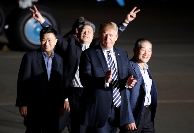 Donald Trump skupaj z Kim Dong Čulom, Kim Hak Songom in Tonyjem Kimom FOTO: Jim Bourg/Reuters