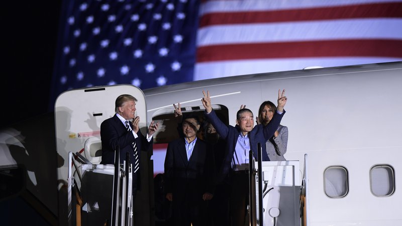 Fotografija: Ameriški predsednik in prva dama Melania sta izpuščene ameriške državljane pozdravila ob prihodu iz Severne Koreje. FOTO: Susan Walsh/AP