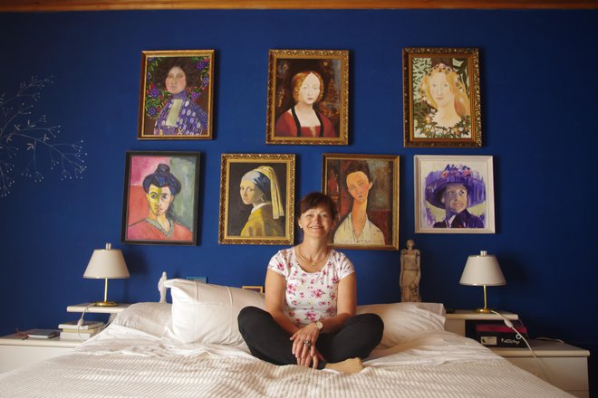 Ivana pred svojimi – no, Modiglianijevo, Klimtovo, Matissovo ... – ženskami. FOTO: Grega Kališnik