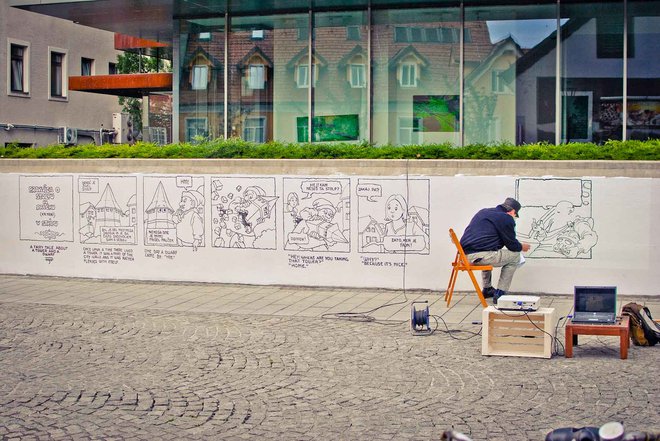 Nastajanje prvega murala – strip pred knjižnico. Izdelal ga je ilustrator Aleksander J. Potočnik. FOTO arhiv Layerjeve hiše
