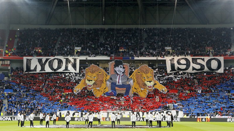 Fotografija: V Lyonu znajo pogosto pripraviti spektakularno vzdušje za navzoče na nogometnih tekmah na tamkajšnjem štadionu.