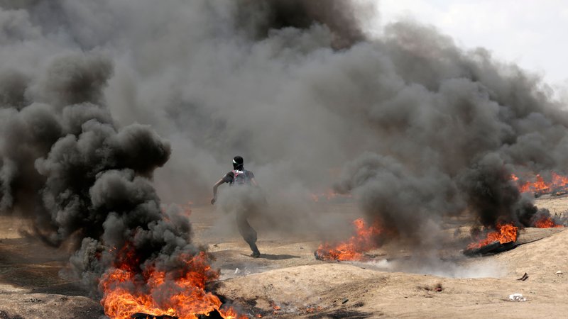 Fotografija: Spopadi so izbruhnili nekaj ur pred tem, ko so ZDA popoldne slovesno odprle svoje veleposlaništvo v Jeruzalemu.FOTO: Mahmud Hams/AFP