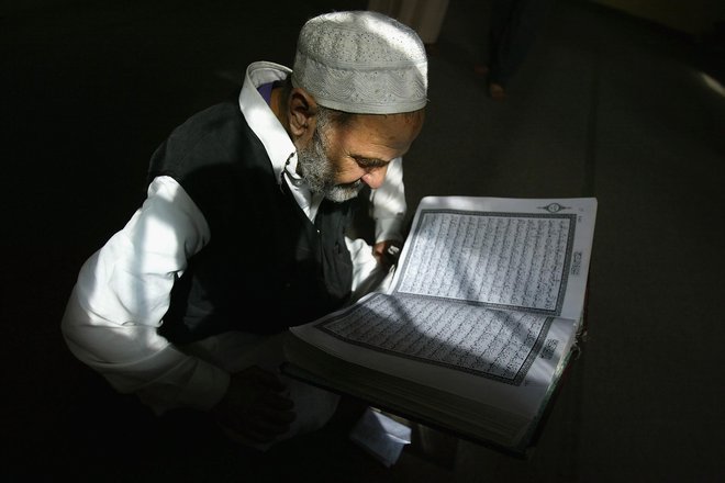 Muslimani se v času ramazana intenzivno posvečajo branju in proučevanju korana. FOTO: Abid Katib/Getty Images
