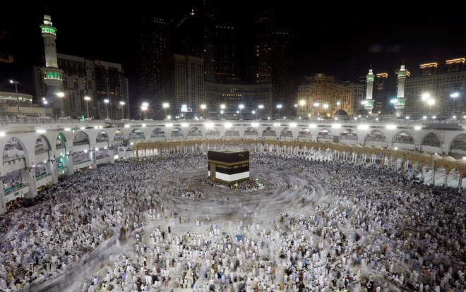 Za verne muslimane je sicer ramazan oziroma saum četrti od petih stebrov islama, ostali so še izpovedovanje vere (šahada), pet dnevnih molitev (salah), dajanje miloščine (zakat) in romanje v Meko (hadž). FOTO: Suhaib Salem/Reuters