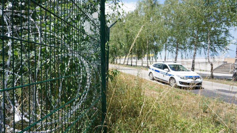 Fotografija: Ograja, žičnata in nato panelna, je bila postavljene zato, da bi policiji omogočala učinkovito varovanje zunanje schengenske meje v primeru ponovitve množičnih migracij in celovito izvajanje varovanja ljudi ter njihovega premoženja. FOTO: Leon Vidic