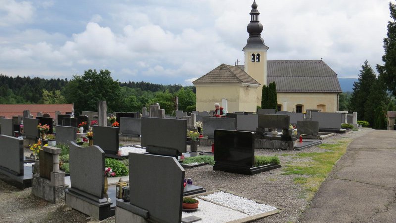 Fotografija: V Črnomlju opozarjajo, da občine ne morejo prevzeti bremena pokopa. FOTO: Bojan Rajšek/Delo