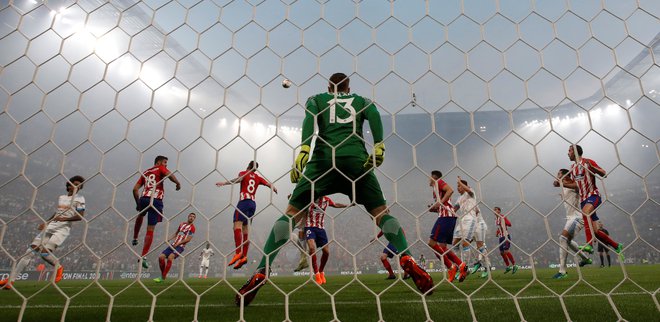 Slovenskemu reprezentančnemu vratarju Janu Oblaku se je vendarle posrečil veliki met. Foto Christian Hartmann/Reuters