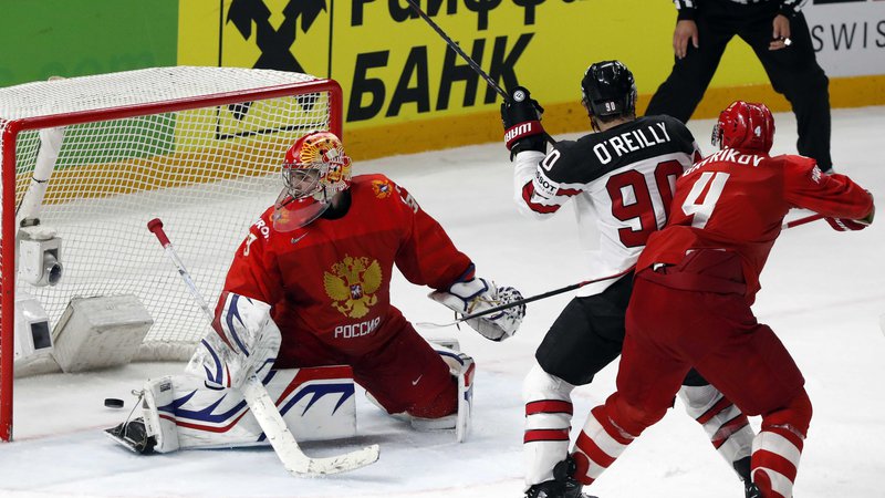 Fotografija: Kanadčani so šele v podaljšku strli žilave Ruse na eni najboljših tekem prvenstva. FOTO: Grigory Dukor/Reuters