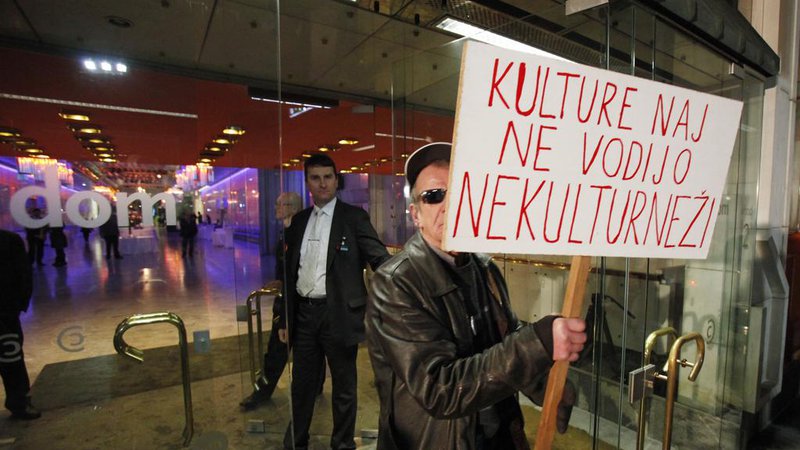 Fotografija: Protest iz leta 2012 odmeva tudi v novih zahtevah kulturnikov. FOTO: Jože Suhadolnik/Delo