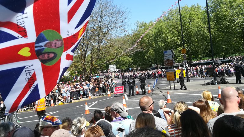 Fotografija: Velika množica v Windsorju je videla kočijo s Harryjem in Meghan. FOTO: Mitja Felc