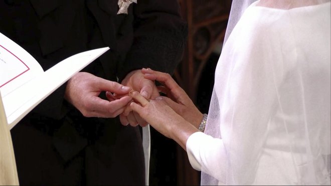 Princ Harry bo v nasprotju s tradicijo nosil poročni prstan. Tradicionalno jih moški člani kraljeve družine ne nosijo. Medtem ko se na prstu neveste blešči prstan iz valižanskega zlata, ima Harry prstan iz platine.
