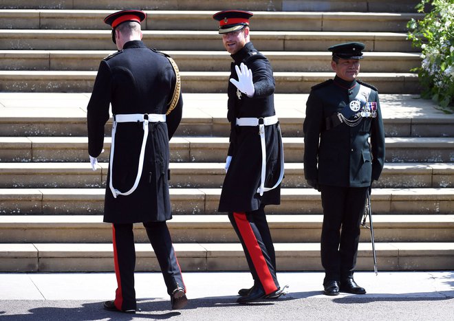 Princ Harry si je za obred nadel slovesno vojaško uniformo konjenice, tako kot tudi njegov brat in priča, princ William.