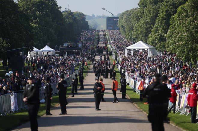 Okoli Windsorja se je zbralo okoli sto tisoč navdušenih ljudi.