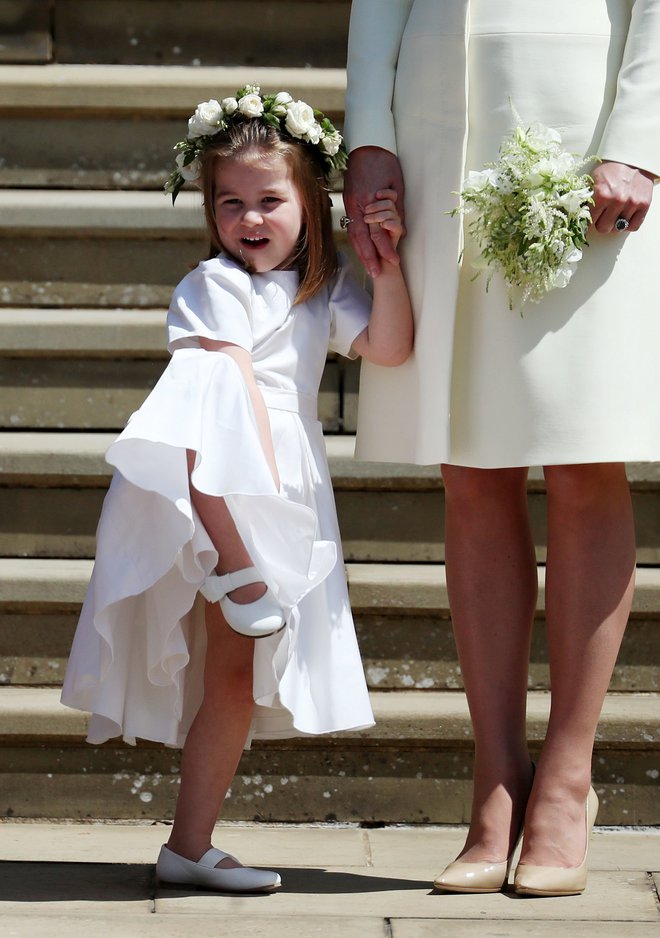 Princesa Charlotte je požela veliko pozornosti kot ena izmed deklic s cvetjem. Samozavestna triletnica je veselo mahala zbrani množici.