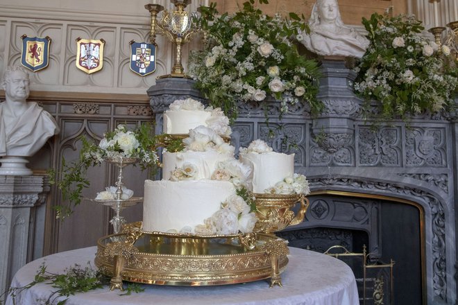 Poročno torto, ki naj bi bila okusa bezka in limone, so spekli v pekarni Violet Cakes iz Londona.
