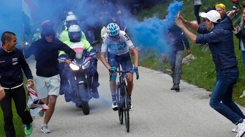 Fotografija: Navijači tudi na kolesarskih dirkah niso vedno uvidevni, tokrat vzpon na Zoncolan ni minil povsem brez incidentov. FOTO: Luca Bettini/Afp