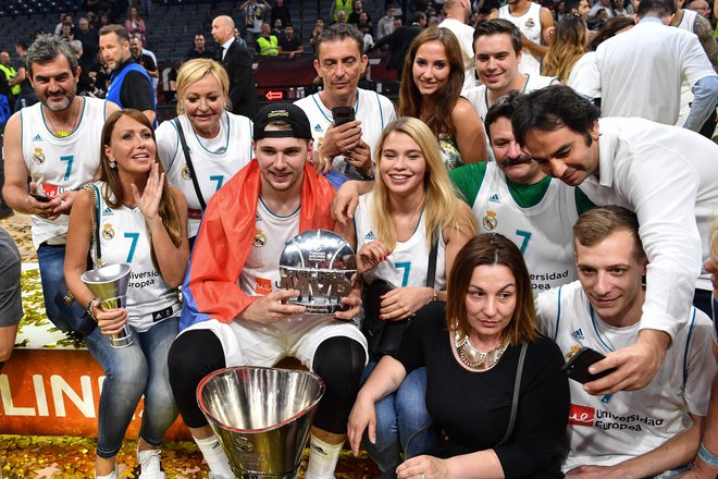Luka Dončić je proslavljal z družino. FOTO: Andrej Isakovic/Afp