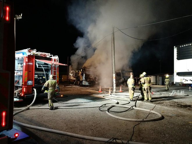 V požaru so bili uničenit tudi elektro energetski vodi, ki so potekali nad tovornimi vozili. FOTO: Pgd Zgornja Šiška/
