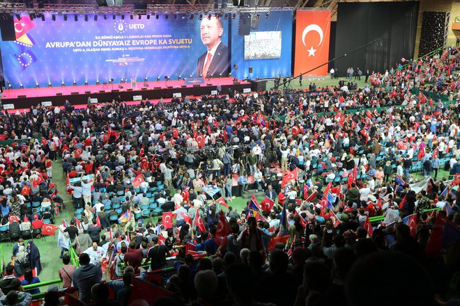 V dvorani Zetra navzočih približno 10.000 Turkov. FOTO: Tomi Lombar/Delo