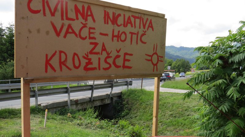Fotografija: V Hotiču in na Vačah prebivalci ne soglašajo z gradnjo križišča. FOTO: Bojan Rajšek/Delo