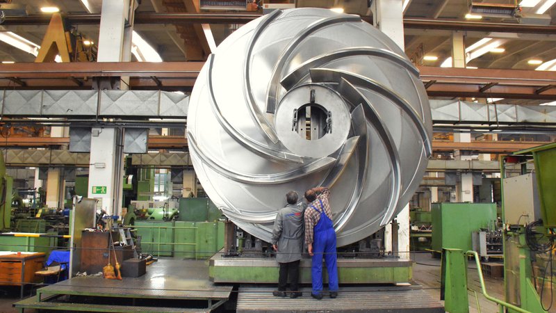 Fotografija: Za nadaljevanje gospodarskega vzpona so nujne reforme, so prepričani v GZS. Na fotografiji je gonilnik turbine za hidroelektrarno, ki ga za tujega naročnika izdelujejo v podjetju Litostroj Power. FOTO: Litostroj Power