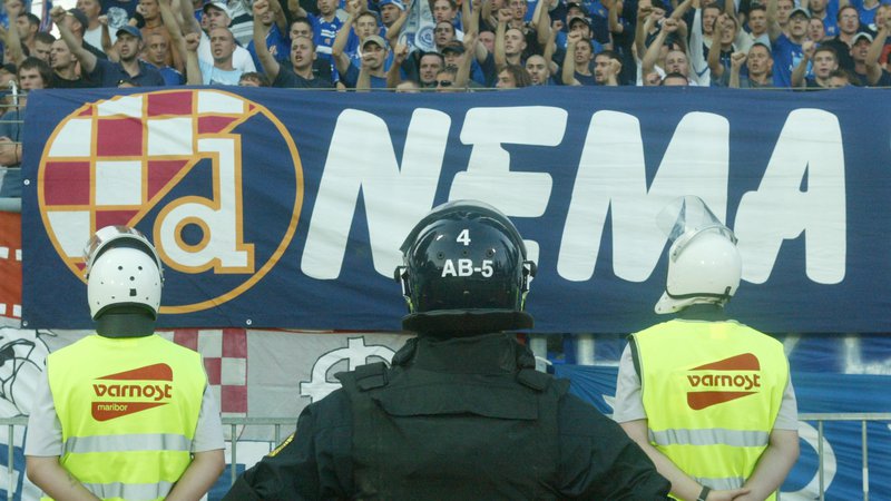 Fotografija: Incident so zagrešili Dinamovi navijači. Foto Jure Eržen/Delo