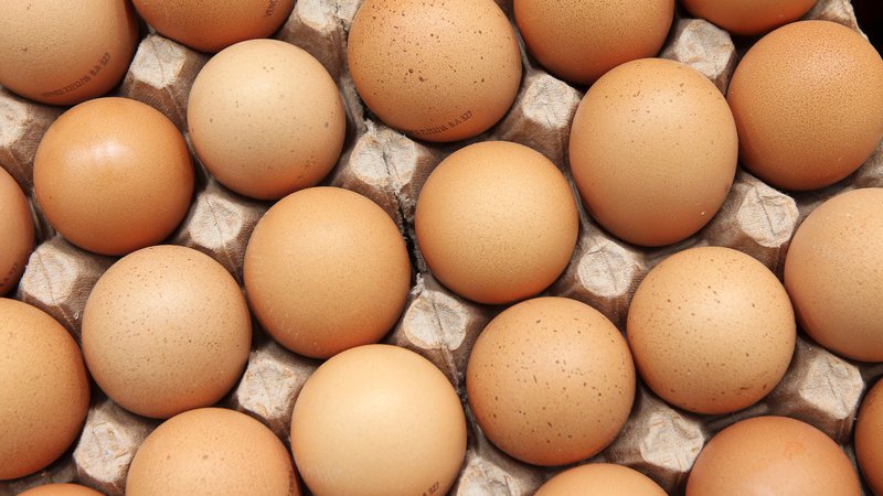 Fotografija: Jajca so bogata s holesterolom, kar se je dolgo časa povezovalo z večjim tveganjem za srčno-žilne bolezni. Vsebujejo pa tudi ključne beljakovine in vitamine. FOTO: Reuters