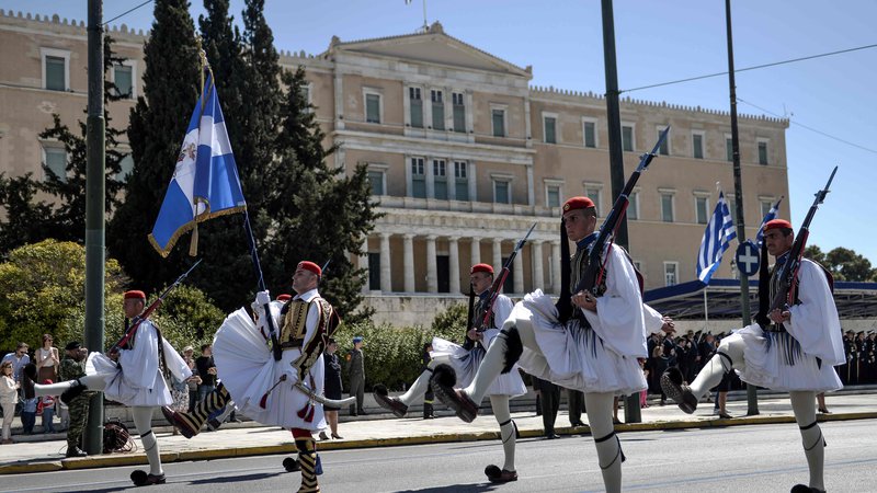 Fotografija: Greek presidential guards parade on March 25, 2017 in Athens, during a military parade marking Greeces Independence Day.  / AFP PHOTO / Eleftherios Elis