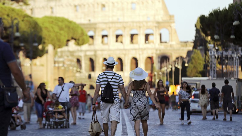 Fotografija: Rim je med trinajstimi evropskimi prestolnicami v raziskavi trajnosti prometa zasedel zadnje mesto. FOTO: REUTERS/Alessandro Bianchi 