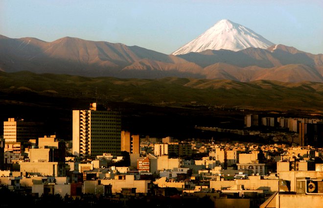 Pogled z vrha Damavand, severovzhodno od Teherana. FOTO: Morteza Nikoubazl/Reuters