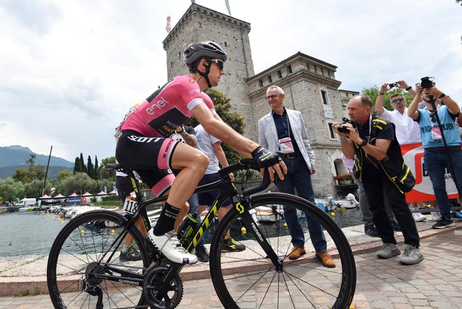 Britain's Simon Yates wears the pink jersey of the overall leader as he gets ready to start the 17th stage of the Giro d'Italia cycling race, from Riva del Garda to Iseo, Italy, Wednesday, May 23, 2018. (Daniel Dal Zennaro/ANSA via AP) FOTO: Daniel Dal Zennaro/Ap
