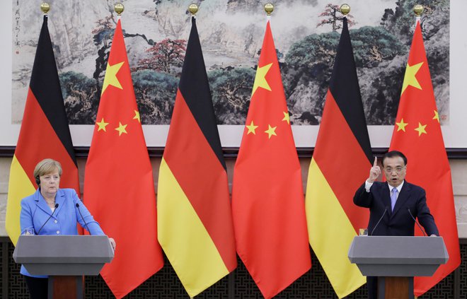Ko gre za zunanjetrgovinsko ravnovesje, Angela Merkel nima razlogov za pritoževanje, saj se je znotraj 190 milijard evrov skupne bilateralne menjave nemški primanjkljaj lani zmanjšal na sprejemljivih 14,2 milijarde evrov. FOTO: Jason Lee/Reuters
