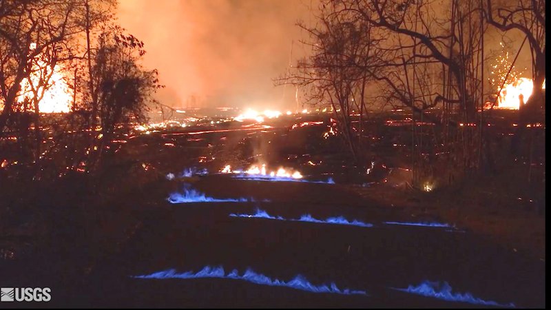 Fotografija: Na nočnih fotografijah, ki so jih v včeraj objavili ameriški geologi, modri plameni gorijo iz razpok v tlaku v soseski Leilani Estates, kjer že zadnje tri tedne bruha vulkan. FOTO: AP