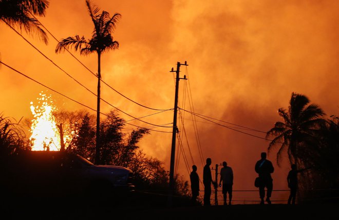 V treh tednih se je iz predela Havajev, kjer je izbruhnil vulkan, moralo evakuirati že okoli dva tisoč ljudi, saj je bilo ob izbruhu uničenih petdeset stavb, težje poškodovana pa je bila ena oseba. FOTO: Mario Tama/AFP